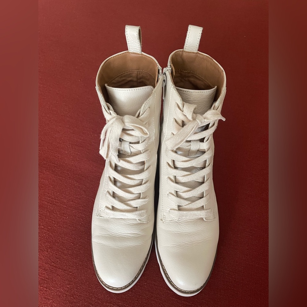 Vionic Lani combat boots- Size 8